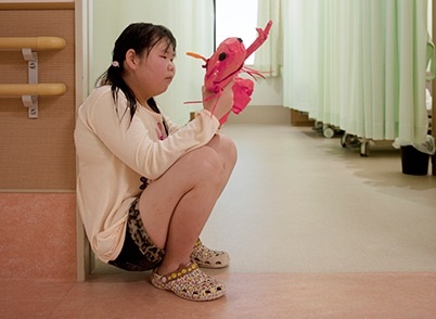 Bo anh ve be gai phai nhap vien chua benh beo phi hinh anh