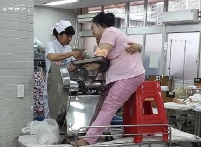Mang ban tay ket trong may xay thit den benh vien hinh anh
