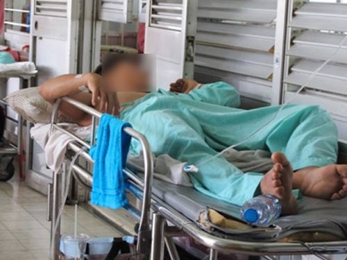 Be duong vat de 'tu suong', mot thanh nien nhap vien hinh anh