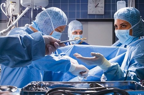 Mo de, bac si de quen dien thoai trong bung benh nhan hinh anh