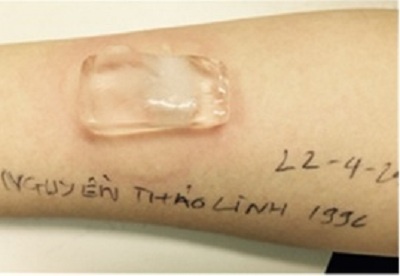 Co gai tuong chet sau khi uong mot ngum nuoc lanh hinh anh