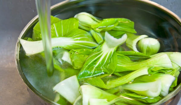 Rua rau bang cach ngam lau trong nuoc la sai lam hinh anh