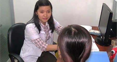 Bac si tam than bi benh nhan danh ghen kinh hoang hinh anh