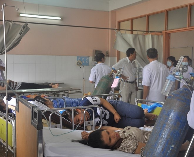 Hang chuc cong nhan nhap vien sau khi ngui phai mui la hinh anh