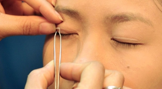 Chi tao mi mat - kieu lam dep nguy hiem hinh anh