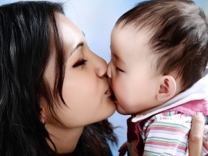 Ly do khong nen hon moi tre hinh anh