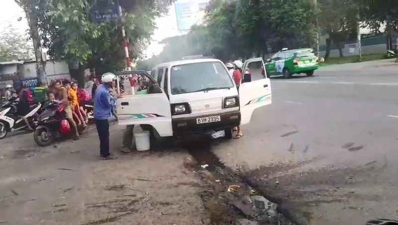 Xe cho hoc sinh boc chay anh 1