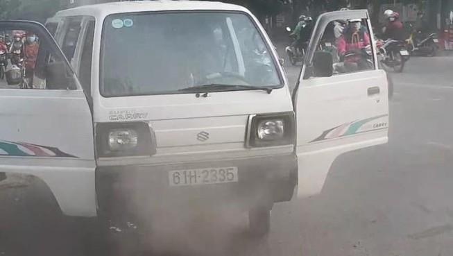 Xe cho hoc sinh o Binh Duong boc chay hinh anh