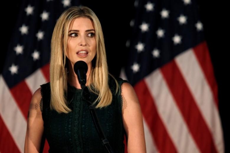 Hanh khach bi tong khoi may bay vi si va Ivanka Trump hinh anh