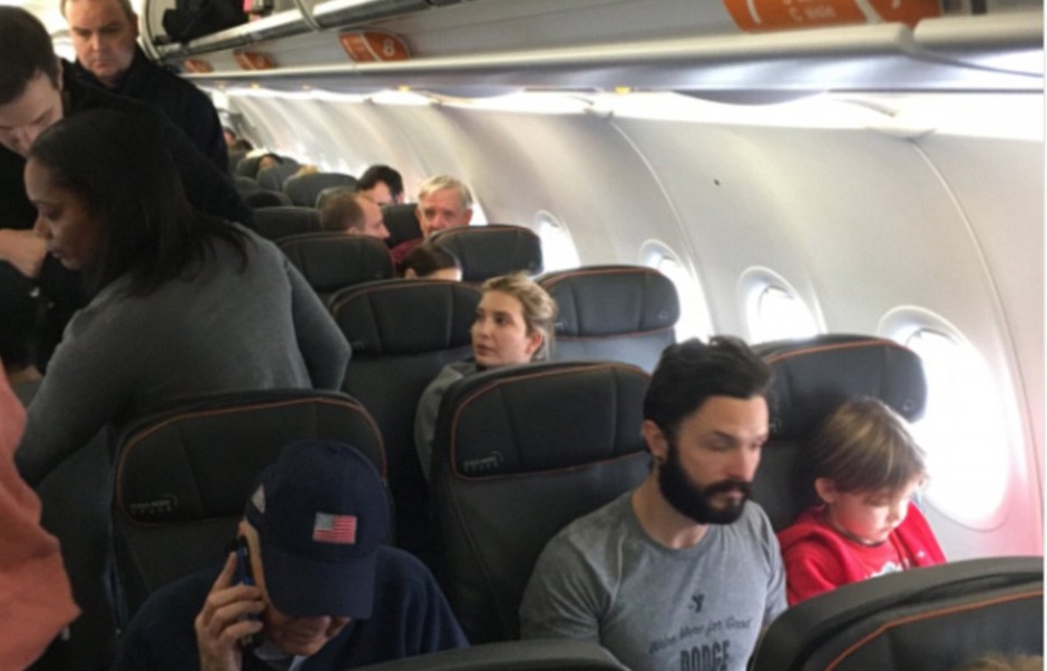 Hanh khach bi tong khoi may bay vi si va con gai Trump anh 1