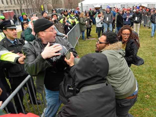 bieu tinh chong Trump anh 2