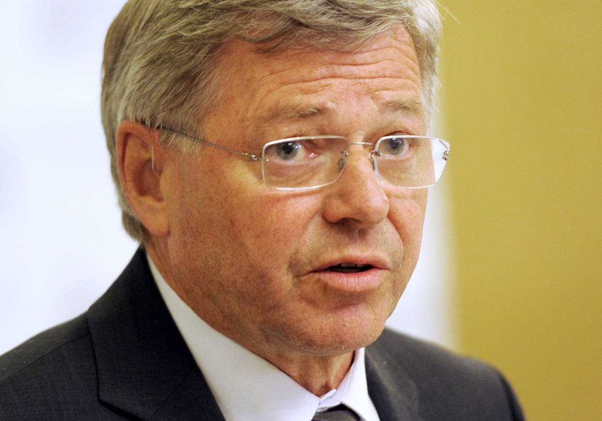 Cuu thu tuong Na Uy soc vi bi tam giu tai san bay My hinh anh