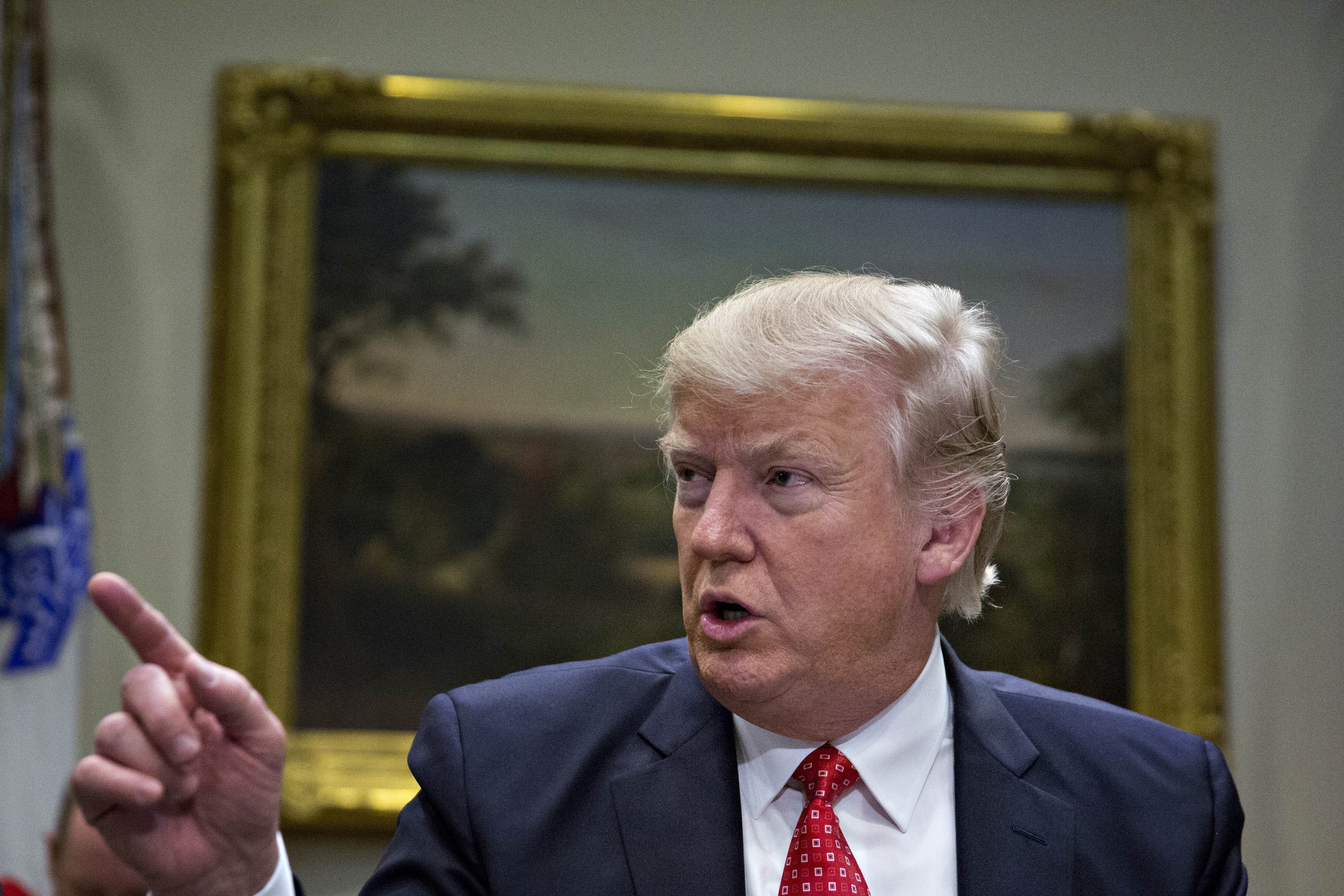 TT Trump bao ve lenh nhap cu truoc phien dieu tran o toa hinh anh