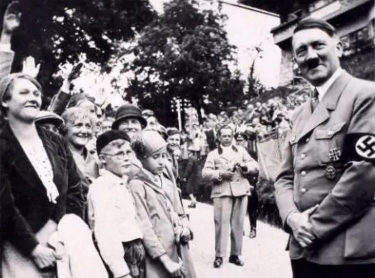 Loat anh chua tung cong bo cua Hitler do nguoi tinh luu giu hinh anh