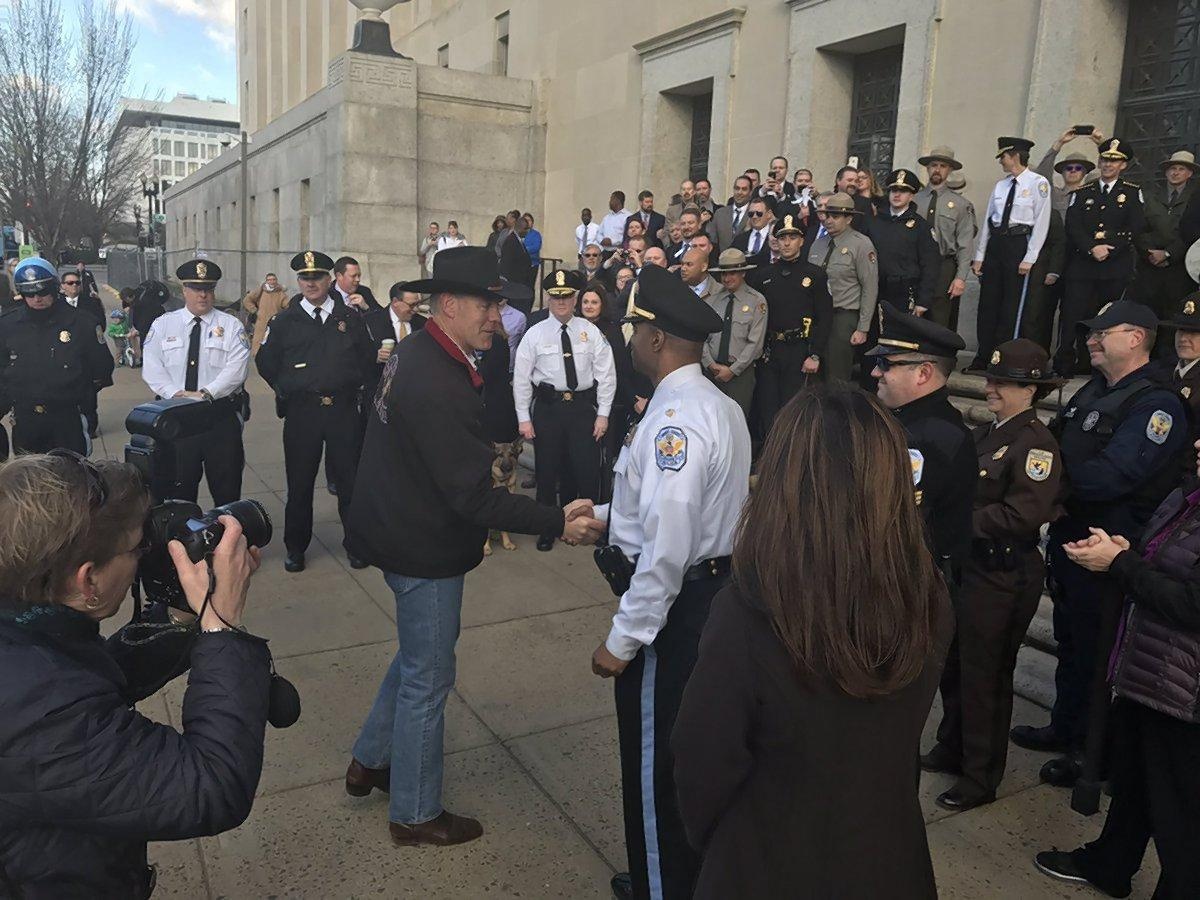 bo truong My cuoi ngua di lam anh 2