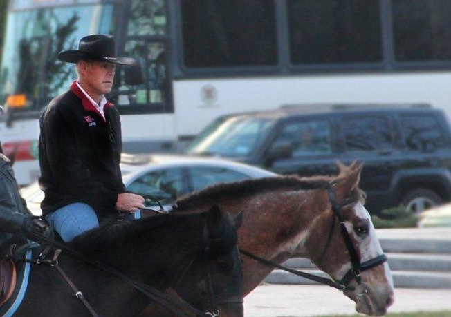 Tan bo truong Noi vu My cuoi ngua di lam hinh anh