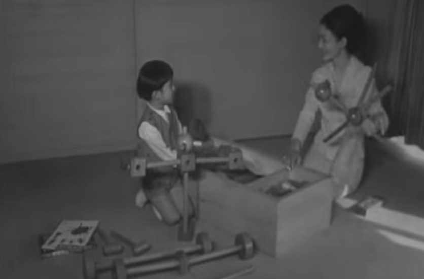 Khoanh khac hoang hau Nhat Ban vui dua cung con hinh anh