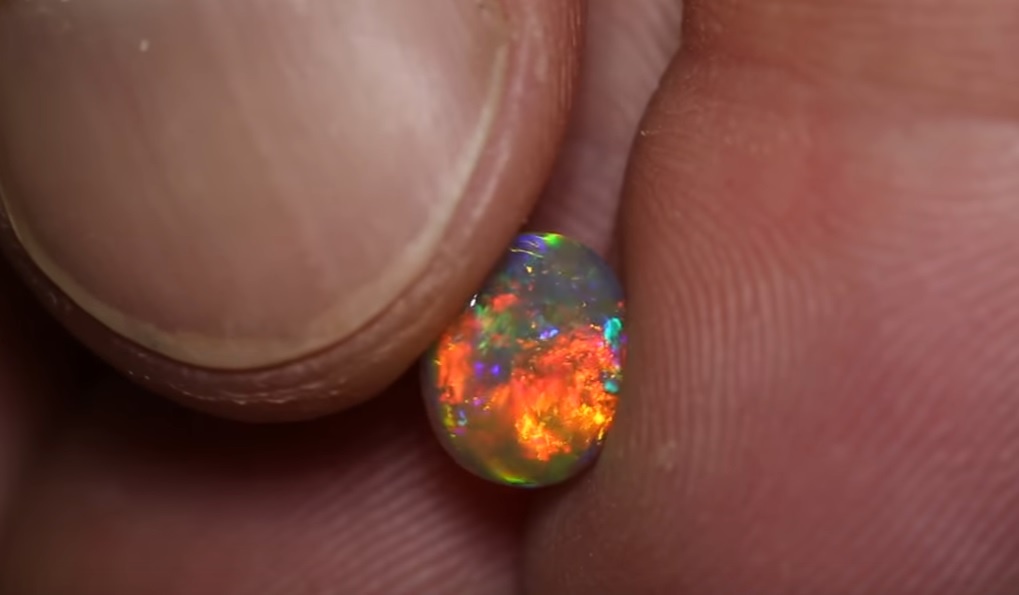 Ve lap lanh cua da phong thuy opal hinh anh