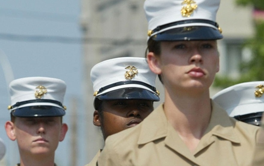 Nhom Facebook dinh be boi ve nu quan nhan tiep tuc dang anh 'nong' hinh anh