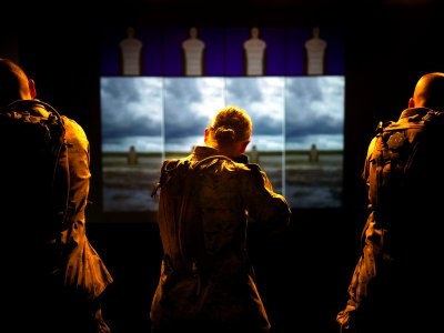 Be boi anh 'nong' chan dong quan doi My: Khong chi la hinh khoa than hinh anh