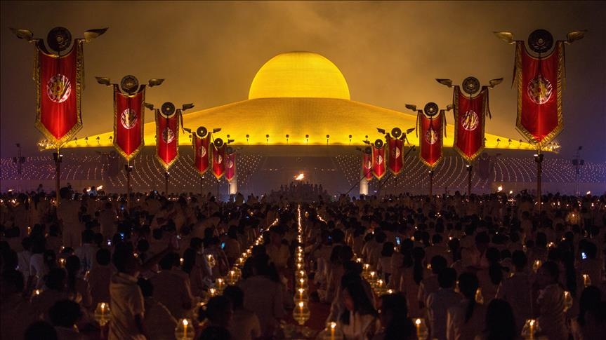 Su chua Thai bi to dung tien cong duc choi chung khoan hinh anh