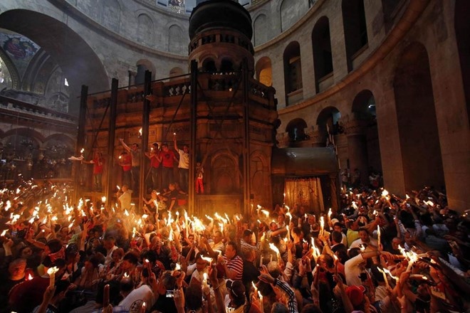 hom dung hai cot khac ten chua Jesus anh 3