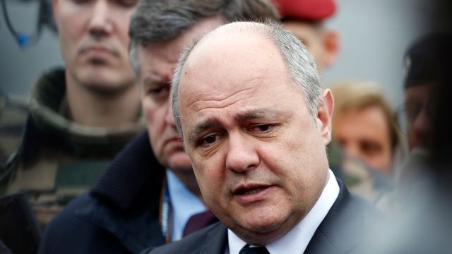 Bo truong Phap tu chuc vi be boi thue con gai lam tro ly hinh anh