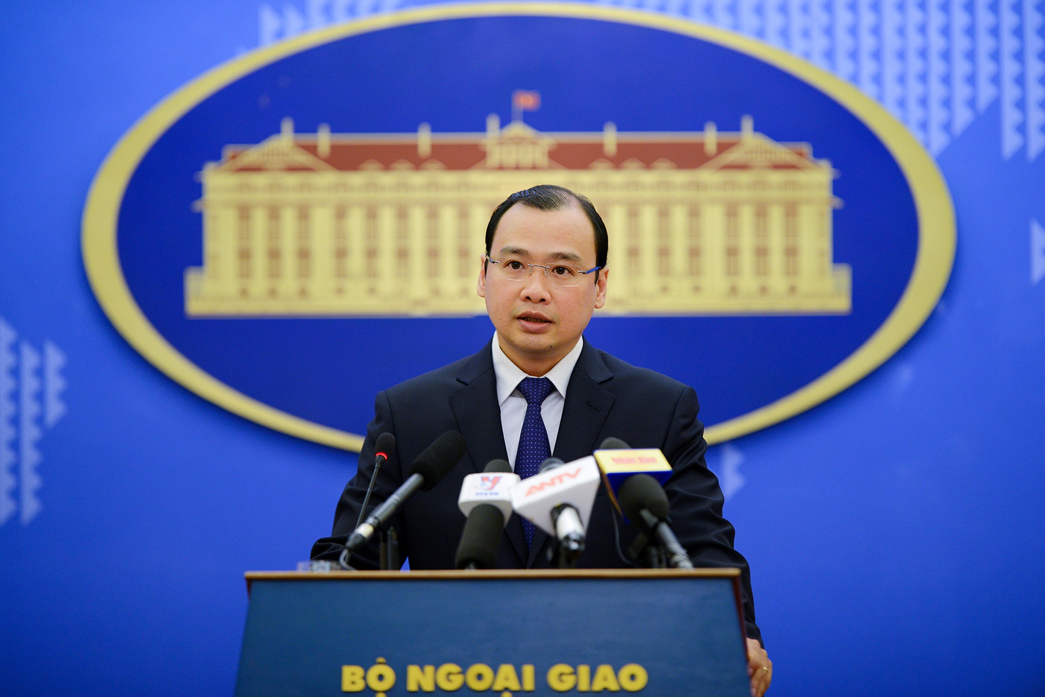 Viet Nam dang xac minh tin Trung Quoc trien khai vu khi o dao nhan tao hinh anh