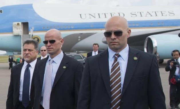 Mat vu theo pho tong thong My bi dinh chi vi gap gai mai dam hinh anh