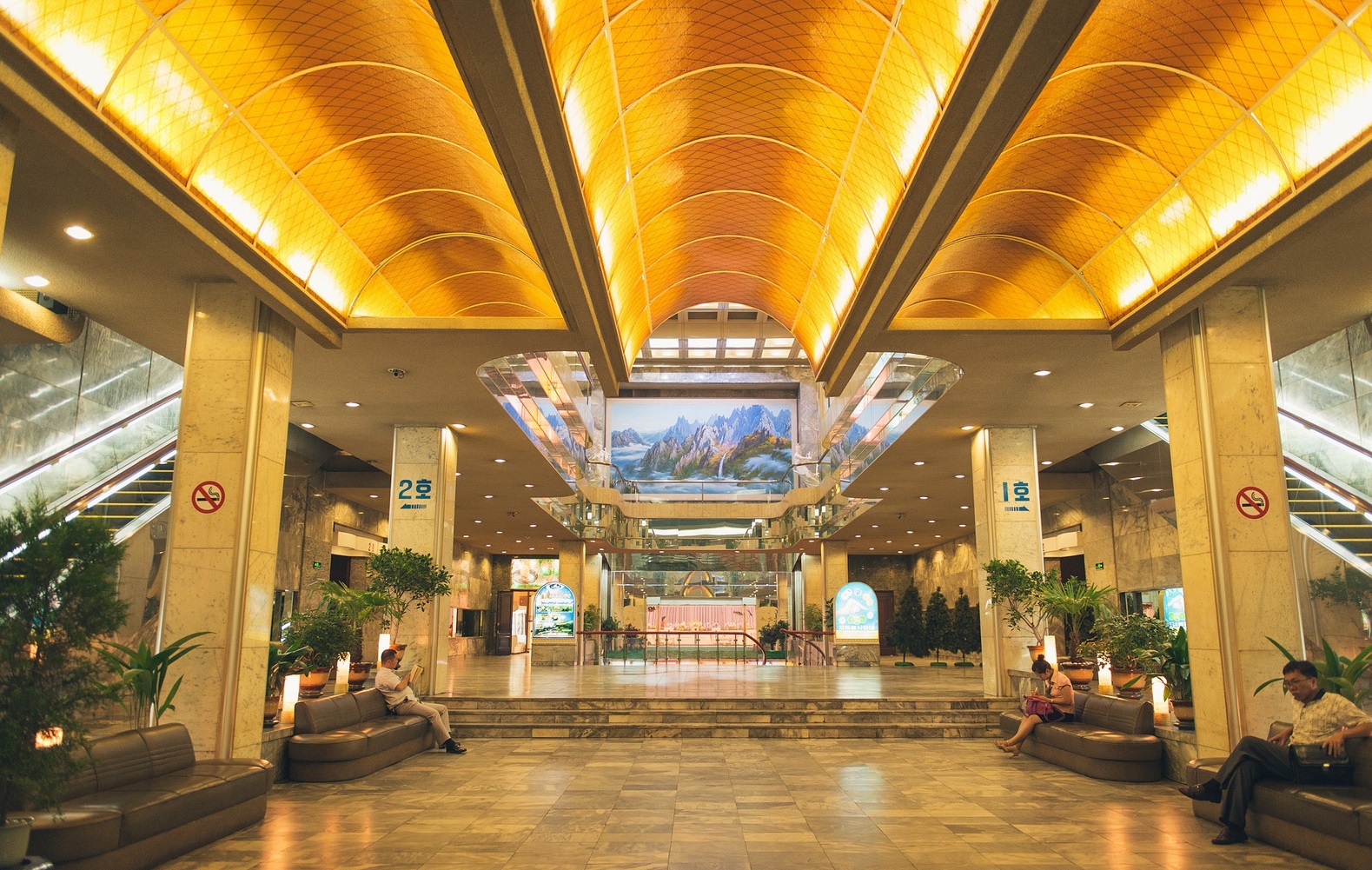 Ben trong khach san sang trong bac nhat cua Trieu Tien hinh anh