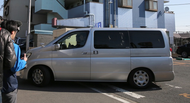 Khoanh khac Shibuya bi canh sat ap tai len oto hinh anh