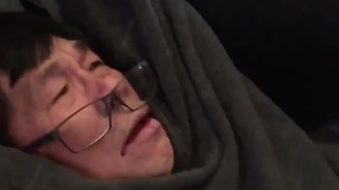 Canh sat hang khong: David Dao hanh xu bao luc truoc khi bi duoi hinh anh