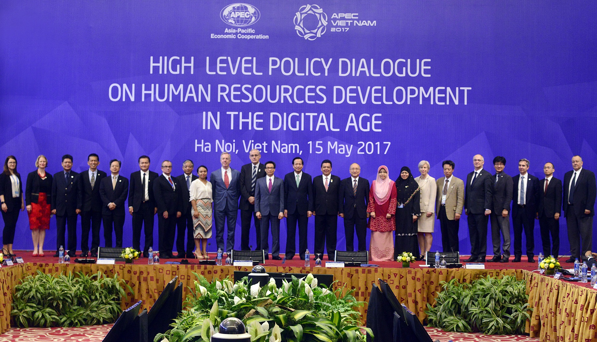 phat trien nhan luc trong ky nguyen so anh 2