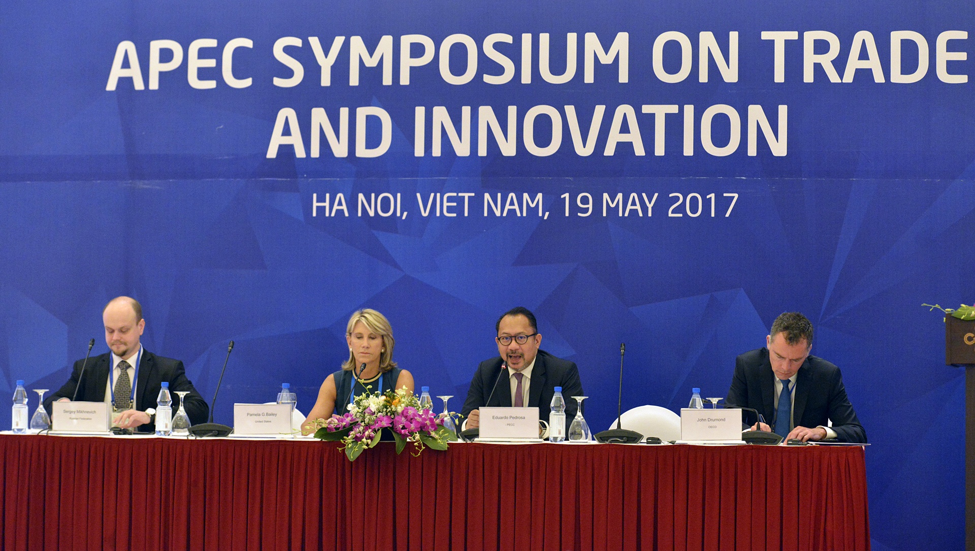 Hoi nghi Thuong mai va Sang tao APEC khai mac tai Ha Noi hinh anh