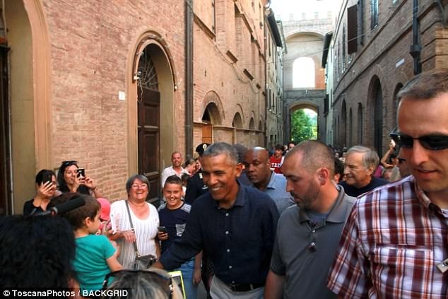 Obama được người hâm mộ vây kín ở Italia ảnh 1 Obama duoc nguoi ham mo vay kin o Italia anh 1