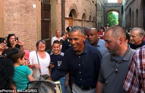 Obama bi 'cuon di' giua dong nguoi ham mo o Italy hinh anh