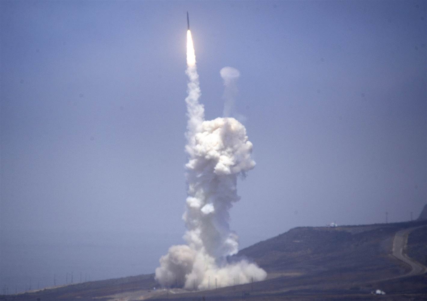 My lan dau thu nghiem danh chan ten lua dan dao xuyen luc dia hinh anh