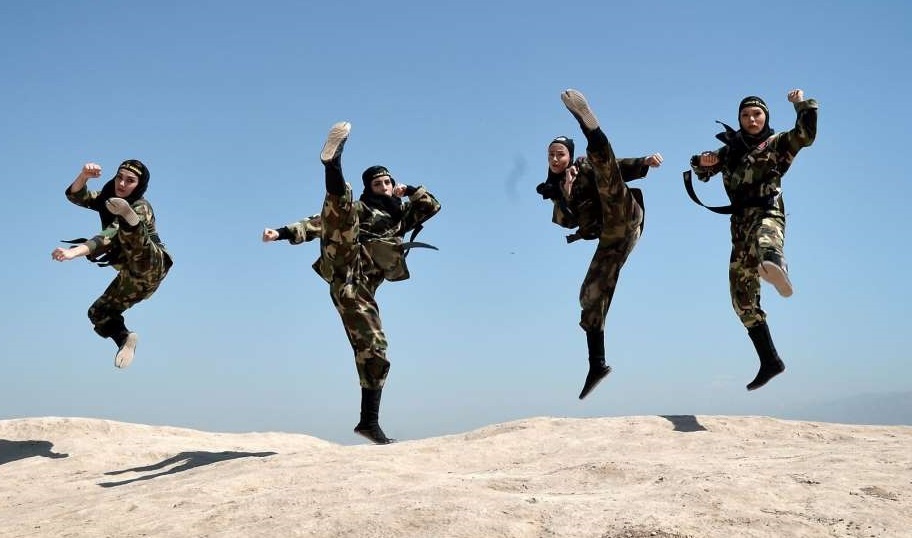 Bong hong ninja Iran luyen vo giua sa mac vao top anh tuan hinh anh