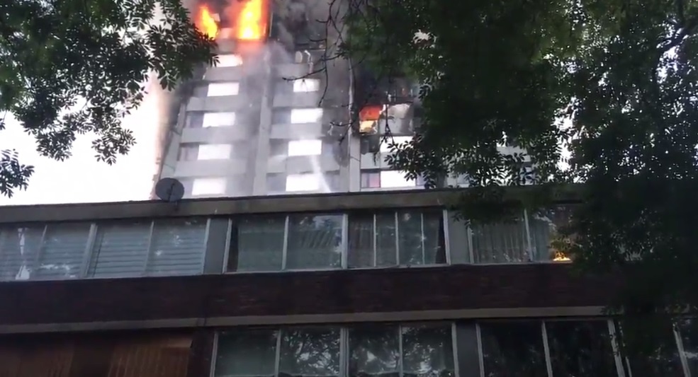 Hang xom la het goi nguoi mac ket trong toa thap boc chay hinh anh