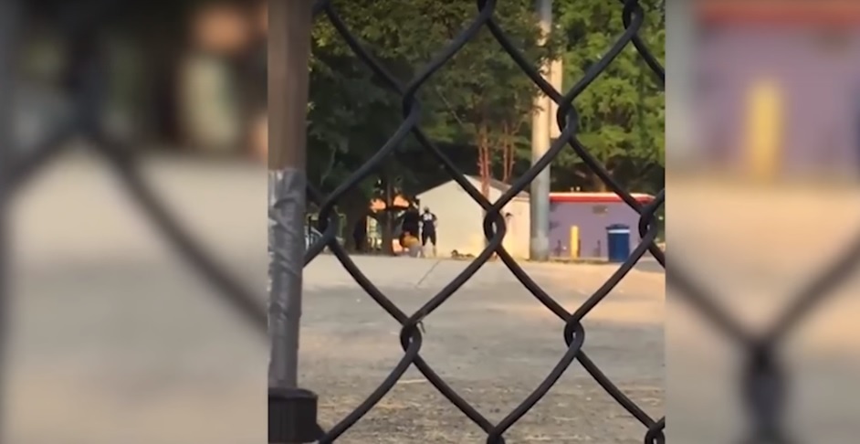 Khoanh khac tay sung chong Trump na dan hang loat vao nghi si My hinh anh