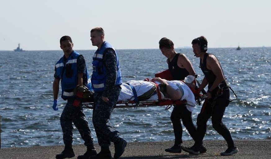 Chi huy chien ham My bi thuong sau vu dam thung tau hinh anh