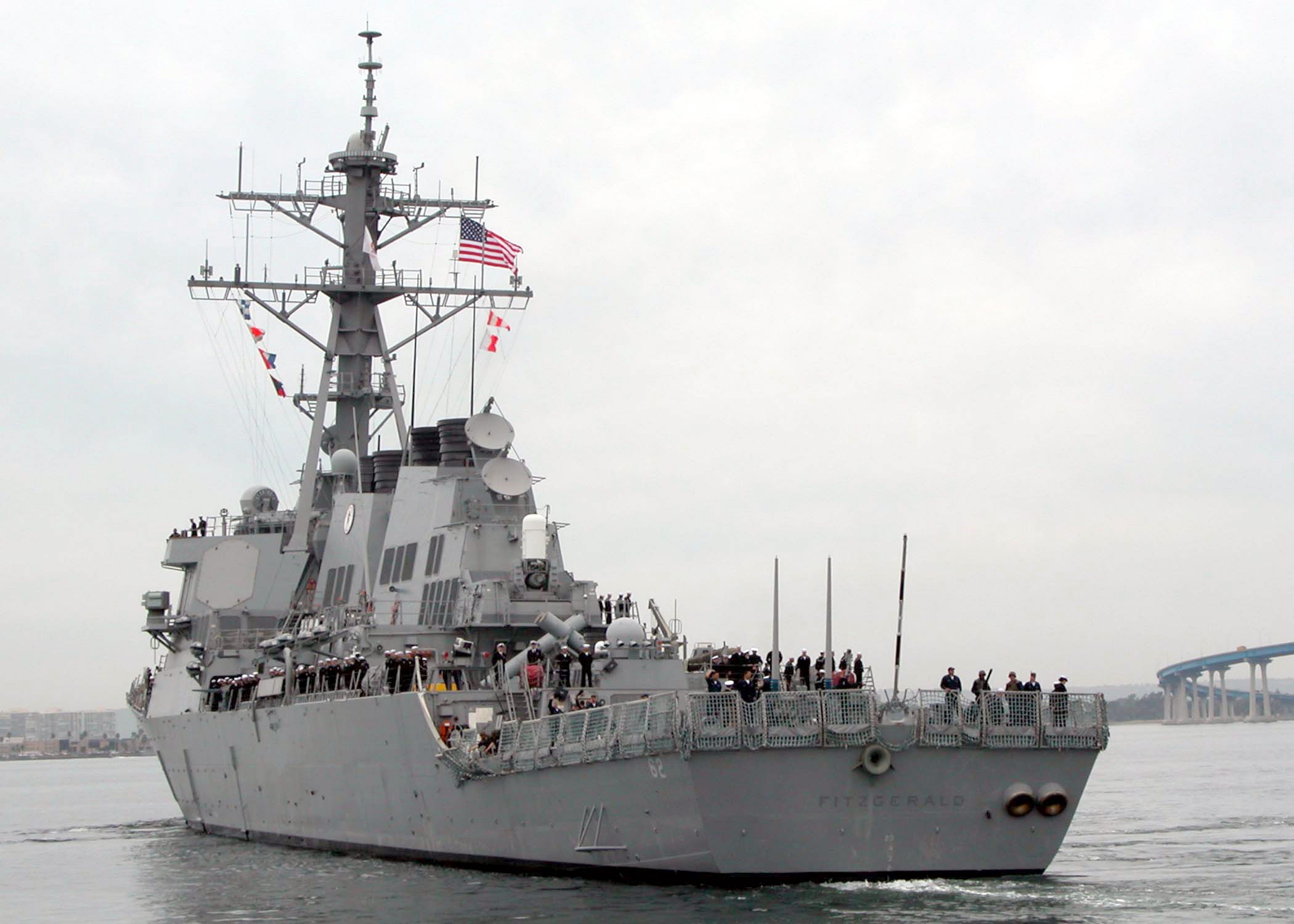 Can canh khu truc ham toi tan USS Fitzgerald cua My hinh anh