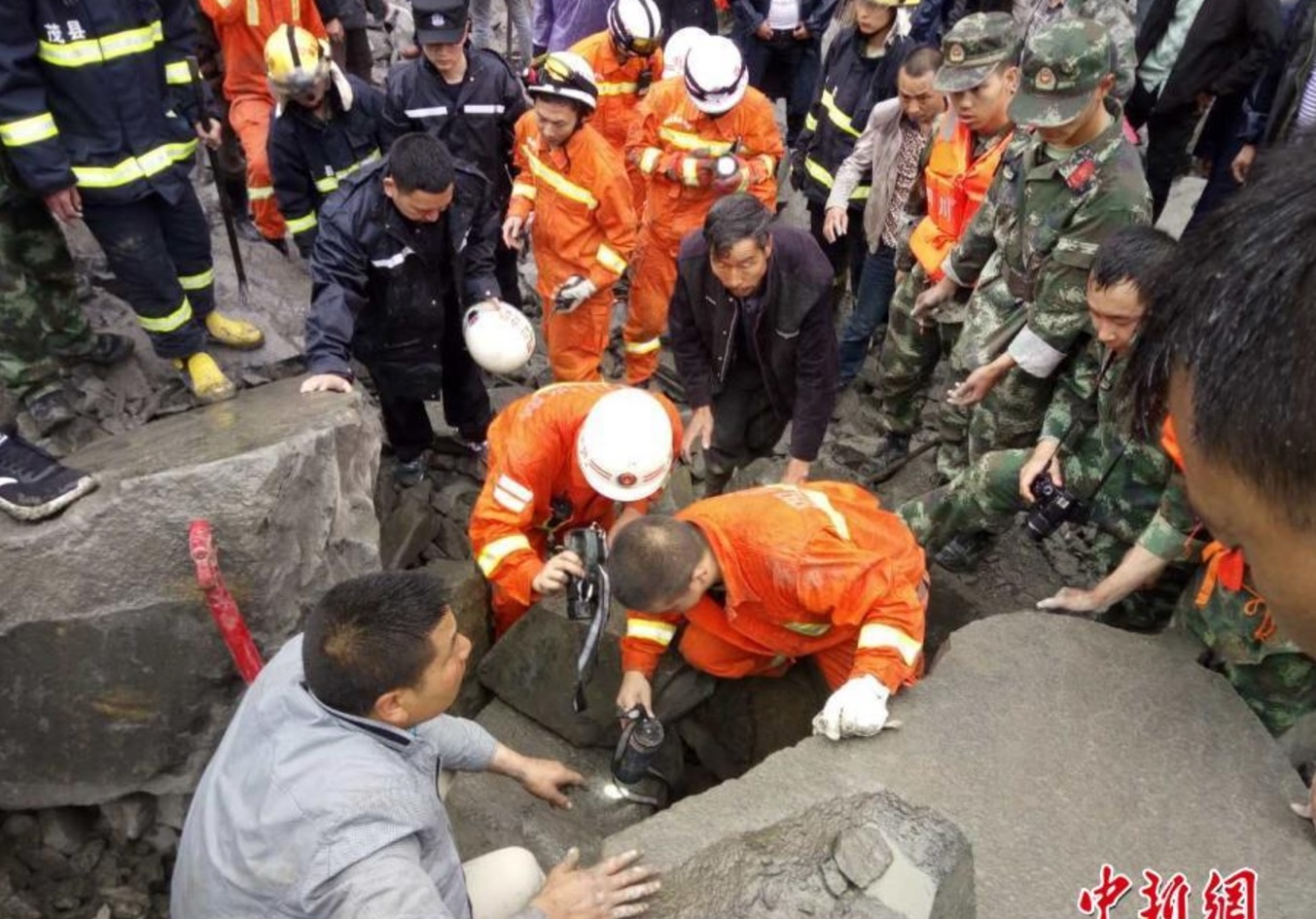 Hon 100 nguoi mat tich do lo dat o Trung Quoc hinh anh