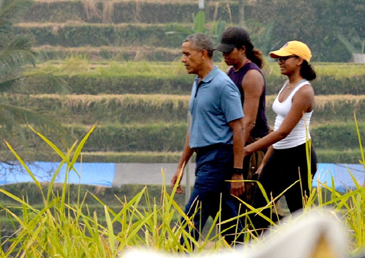 Ong Obama dao choi tren dong lua o 'que huong' Indonesia hinh anh