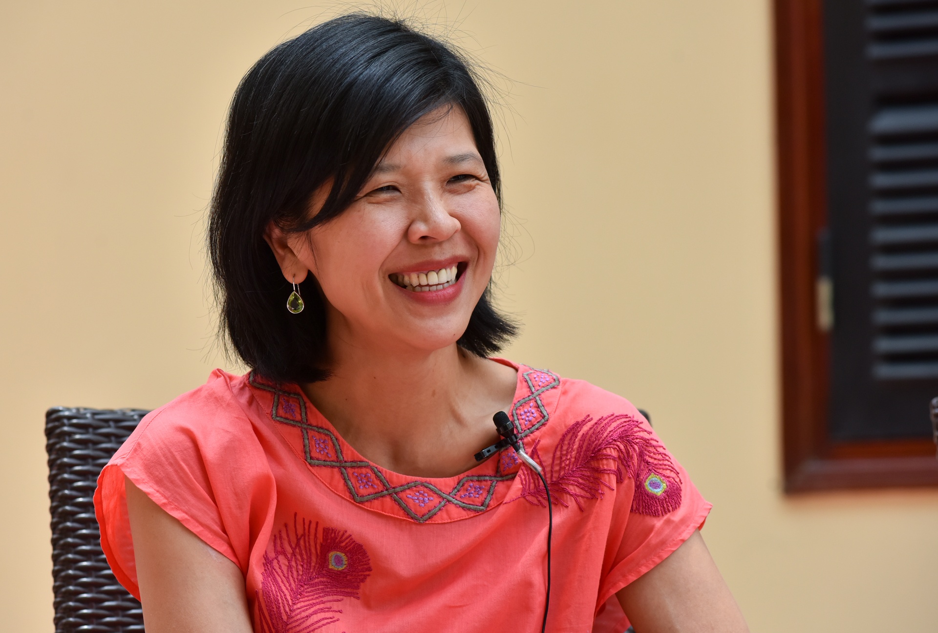 Nu dai su Canada thich xem bong da, an pho Viet Nam hinh anh