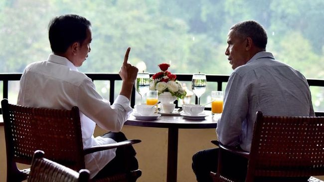 Ong Obama ngoi cafe vuon, thu mon an vat Indonesia hinh anh