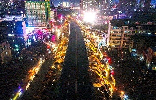 Hon 200 may xuc dan hang pha cau vuot Trung Quoc hinh anh