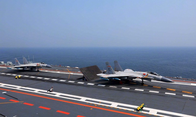 Tiem kich Trung Quoc dien tap tren tau san bay Lieu Ninh hinh anh