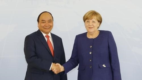 Thu tuong Nguyen Xuan Phuc hoi dam voi Thu tuong Merkel hinh anh