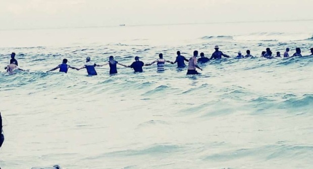 Hang rao nguoi chan song cuu song gia dinh bi nuoc cuon hinh anh